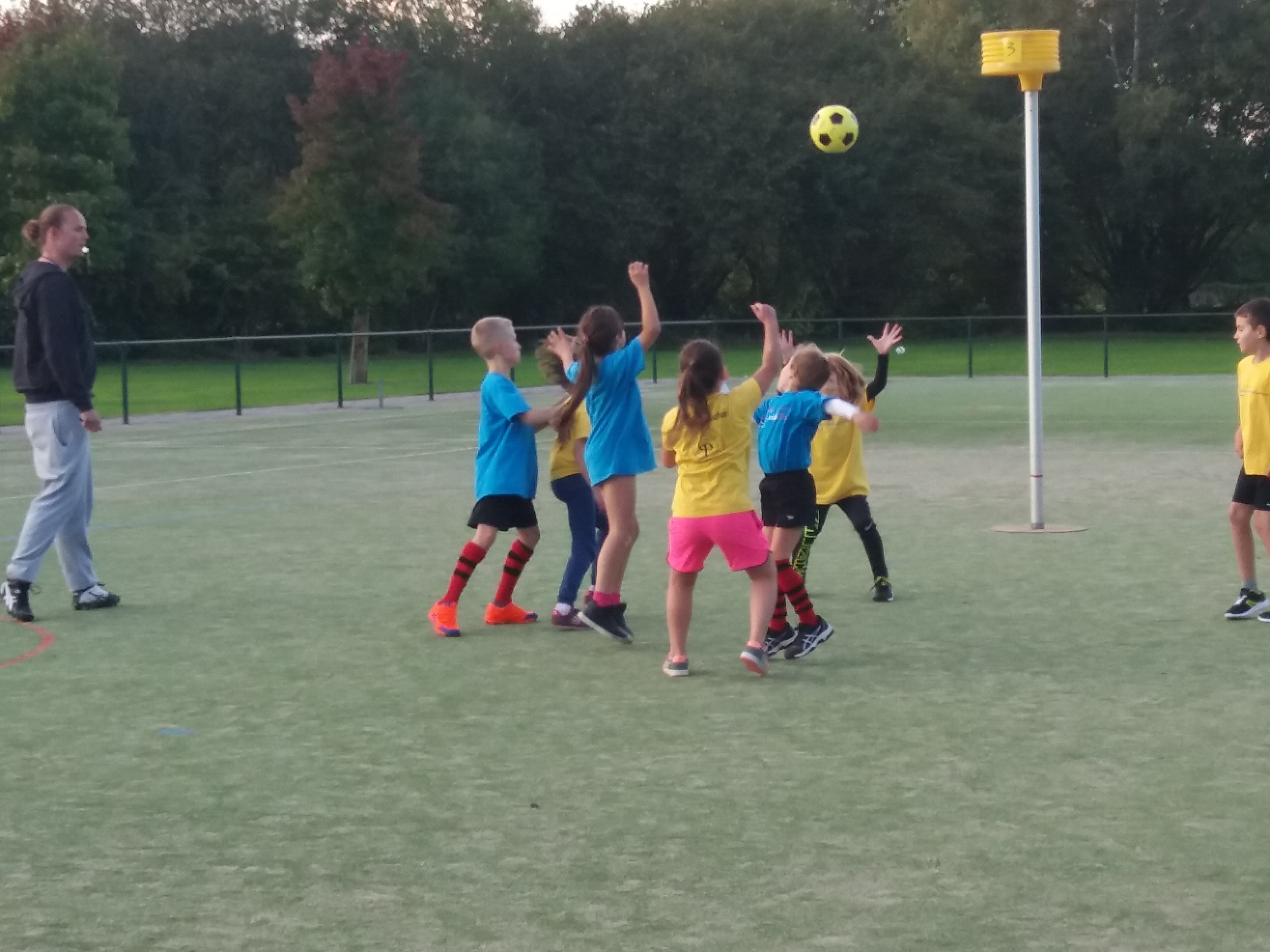 Gezellige drukte tijdens Schoolkorfbaltoernooi